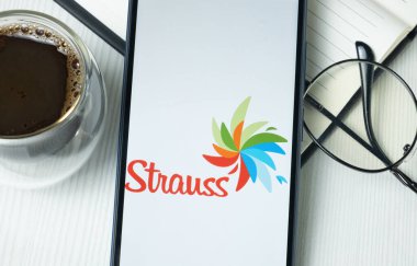 New York, ABD - 21 Haziran 2024: Strauss Grup Logosu Telefon Ekranı, Şirket Simgesi.