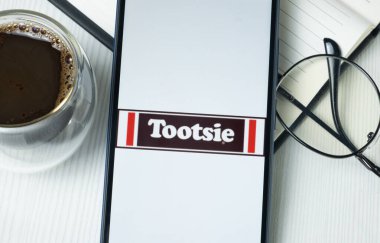 New York, ABD - 21 Haziran 2024: Tootsie Roll Endüstri Logosu Telefon Ekranı, Şirket Simgesi.