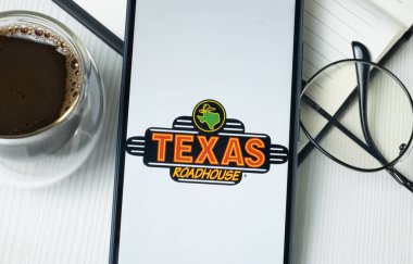 New York, ABD - 21 Haziran 2024: Texas Roadhouse Logosu Telefon Ekranı, Şirket Simgesi.