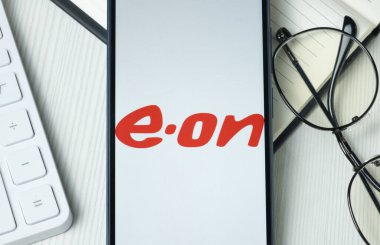 New York, ABD - 21 Haziran 2024: Telefon Ekranında E.ON Logosu, Şirket Simgesi.