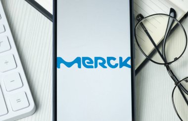 New York, ABD - 21 Haziran 2024: MERCK Kommanditgesellschaft auf Aktien Logo Telefon Ekranı, Şirket Simgesi.