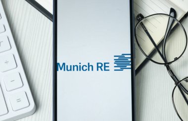 New York, ABD - 21 Haziran 2024: Münih RE Logosu Telefon Ekranı, Munchener Ruck Company Simgesi.