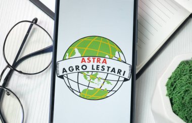 New York, ABD - 21 Haziran 2024: Astra Agro Lestari Logosu Telefon Ekranı, Şirket Simgesi.