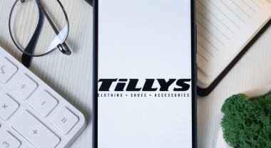 New York, ABD - 11 Haziran 2024: Tillys Logosu Telefon Ekranında, Şirket Simgesi.