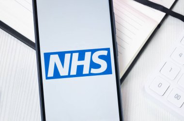 New York, ABD - 30 Haziran 2024: NHS Logo veya Telefon Ekranında Simge.