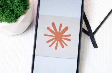 New York, ABD - 21 Haziran 2024: Claude App Logosu Telefon Ekranında, Claude Company Simgesi.