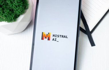 New York, ABD - 21 Haziran 2024: Telefon Ekranında Mistral AI Logosu, Uygulama veya Şirket Simgesi.