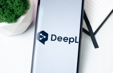 New York, ABD - 21 Haziran 2024: Telefon Ekranı, Uygulama veya Şirket Simgesi Üzerine DeepL Logosu.
