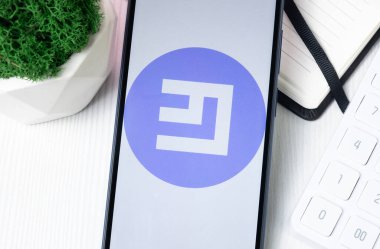 New York, ABD - 1 Ağustos 2024: Emercoin EMC Logosu Telefon Ekranı, Kripto Sikke Simgesi.