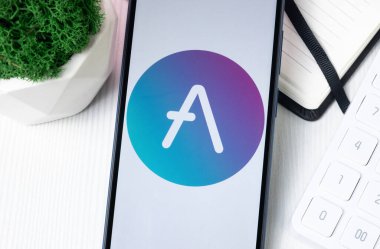 New York, ABD - 1 Ağustos 2024: Aave Logo on Phone Screen, Crypto Coin Simgesi.