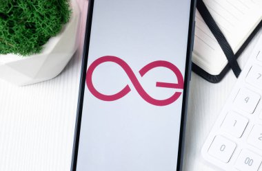 New York, ABD - 1 Ağustos 2024: Telefon ekranında sonsuzluk logosu, Kripto Para Simgesi.