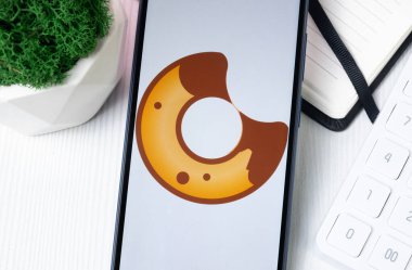 New York, ABD - 1 Ağustos 2024: Bakerytoken BAKE Logosu Telefon Ekranı, Kripto Sikke Simgesi.