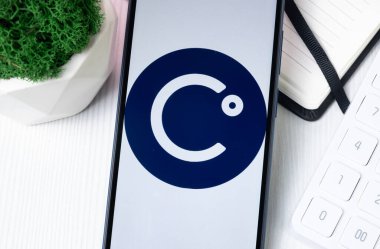 New York, ABD - 1 Ağustos 2024: Celsius CEL Logosu Telefon Ekranı, Kripto Sikke Simgesi.