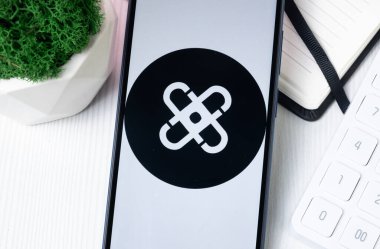 New York, ABD - 1 Ağustos 2024: Telefon Ekranı Zincirli PCX Logosu, Kripto Sikke Simgesi.