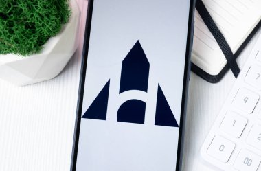 New York, ABD - 1 Ağustos 2024: Alchemy ACH Logosu Telefon Ekranı, Kripto Sikke Simgesi.