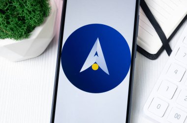 New York, ABD - 1 Ağustos 2024: Telefon ekranında Alfa Finans Laboratuvarı Logosu, Kripto Sikke Simgesi.