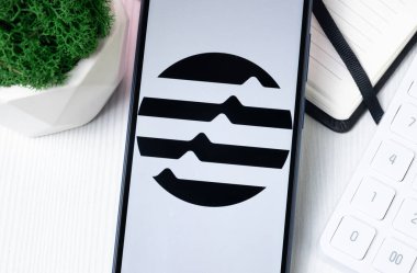 New York, ABD - 1 Ağustos 2024: Telefon Ekranında Aptos APT Logosu, Kripto Sikke Simgesi.