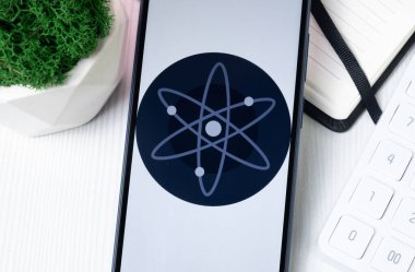 New York, ABD - 1 Ağustos 2024: Cosmos Atom Logosu Telefon Ekranı, Kripto Sikke Simgesi.