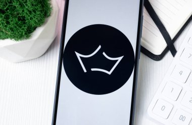 New York, ABD - 1 Ağustos 2024: Telefon Ekranında Crown CRW Logosu, Kripto Sikke Simgesi.