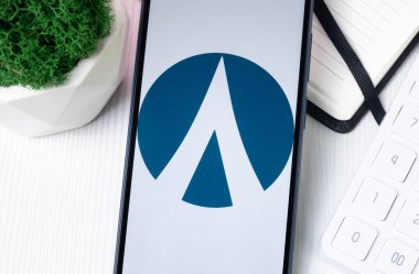 New York, ABD - 1 Ağustos 2024: Telefon Ekranı Dentacoin DCN Logosu, Kripto Para Simgesi.