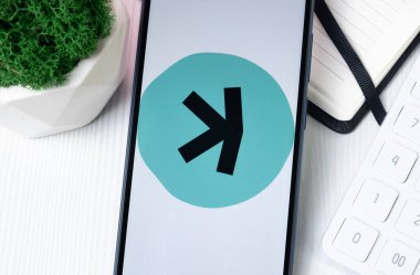 New York, ABD - 1 Ağustos 2024: Kaspa KAS Logosu Telefon Ekranı, Kripto Sikke Simgesi.