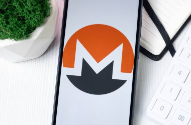 New York, ABD - 1 Ağustos 2024: Monero XMR Logosu Telefon Ekranı, Kripto Sikke Simgesi.