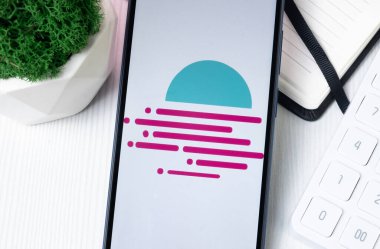 New York, ABD - 1 Ağustos 2024: Telefon Ekranında Ay Işını GLMR Logosu, Kripto Sikke Simgesi.