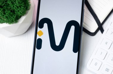 New York, ABD - 1 Ağustos 2024: Telefon Ekranı MVL Logosu, Kripto Sikke Simgesi.