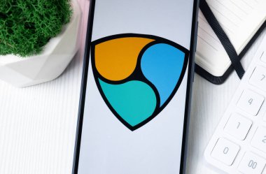 New York, ABD - 1 Ağustos 2024: Nem XEM Logosu Telefon Ekranı, Kripto Sikke Simgesi.