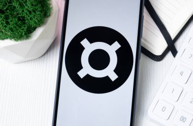 New York, ABD - 1 Ağustos 2024: Frax Logosu Telefon Ekranı, Kripto Bozuk Para Simgesi.