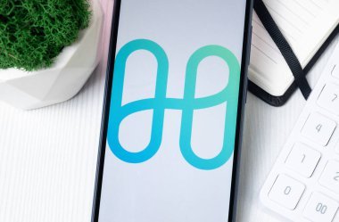 New York, ABD - 1 Ağustos 2024: Telefon Ekranı Harmony One Logosu, Kripto Bozuk Para Simgesi.