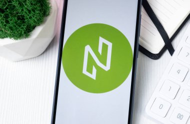 New York, ABD - 1 Ağustos 2024: Telefon Ekranı NULS Logosu, Kripto Sikke Simgesi.