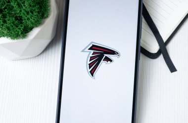 New York, ABD - 1 Ağustos 2024: Atlanta Falcons Logosu Telefon Ekranı, Futbol Takımı Sembolü.