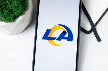 New York, ABD - 1 Ağustos 2024: Los Angeles Rams Logosu Telefon Ekranı, Futbol Takımı Sembolü.