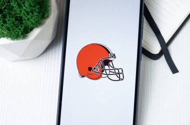 New York, ABD - 1 Ağustos 2024: Cleveland Browns Logosu Telefon Ekranı, Futbol Takımı Sembolü.