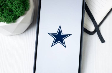 New York, ABD - 1 Ağustos 2024: Dallas Cowboys Logosu Telefon Ekranı, Futbol Takımı Sembolü.