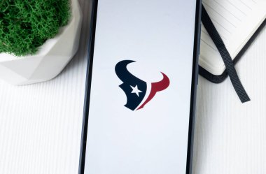 New York, ABD - 1 Ağustos 2024: Houston Texas Logosu Telefon Ekranı, Futbol Takımı Sembolü.
