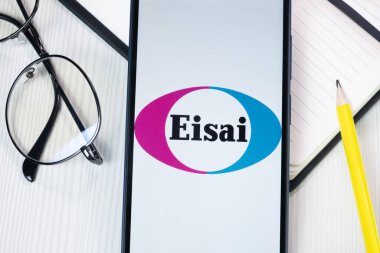 New York, ABD - 1 Ağustos 2024: Eisai Logosu Telefon Ekranında, Şirket Simgesi Ekranda.