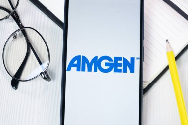 New York, ABD - 1 Ağustos 2024: Telefon Ekranında Amgen Logosu, Ekranda Şirket Simgesi.