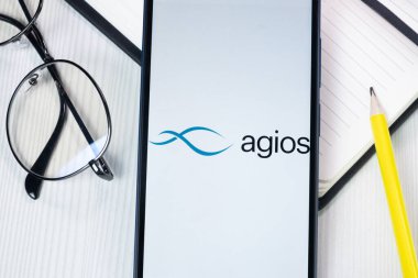 New York, ABD - 1 Ağustos 2024: Agios Eczacılık Logosu Telefon Ekranında, Şirket Simgesi Görünümünde.