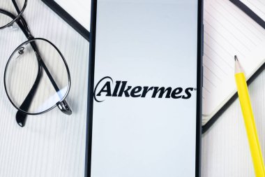 New York, ABD - 1 Ağustos 2024: Alkermes Logosu Telefon Ekranında, Şirket Simgesi Ekranda.