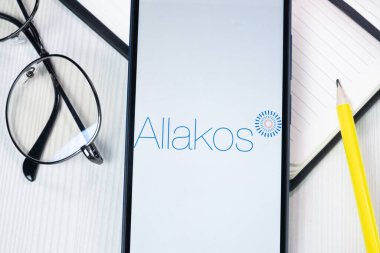 New York, ABD - 1 Ağustos 2024: Telefon Ekranında Allakos Logosu, Ekranda Şirket Simgesi.