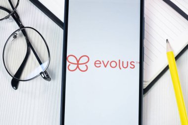 New York, ABD - 1 Ağustos 2024: Evolus Logosu Telefon Ekranı, Şirket Simgesi Ekranda.