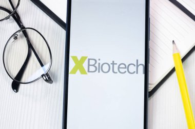 New York, ABD - 1 Ağustos 2024: Telefon Ekranında XBiotech Logosu, Ekranda Şirket Simgesi.