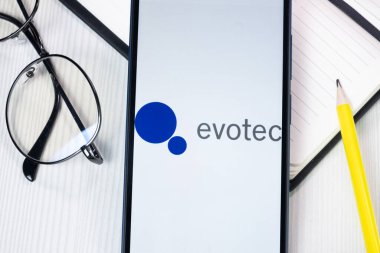New York, ABD - 1 Ağustos 2024: Evotec Logosu Telefon Ekranı, Şirket Simgesi Ekranda.