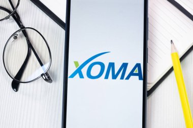 New York, ABD - 1 Ağustos 2024: Telefon Ekranında XOMA Logosu, Ekranda Şirket Simgesi.