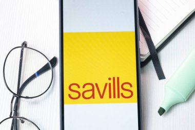 New York, ABD - 1 Ağustos 2024: Telefon Ekranında Savills Logosu, Ekranda Şirket Simgesi.