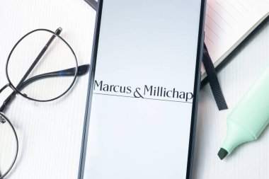 New York, ABD - 1 Ağustos 2024: Marcus Millichap Logosu Telefon Ekranı, Şirket Simgesi Ekranda.