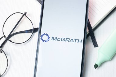 New York, ABD - 1 Ağustos 2024: McGrath RentCorp Logosu Telefon Ekranında, Şirket Simgesi Görünümünde.
