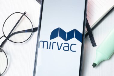 New York, ABD - 1 Ağustos 2024: Mirvac Group Logosu Telefon Ekranında, Şirket Simgesi Görünümünde.